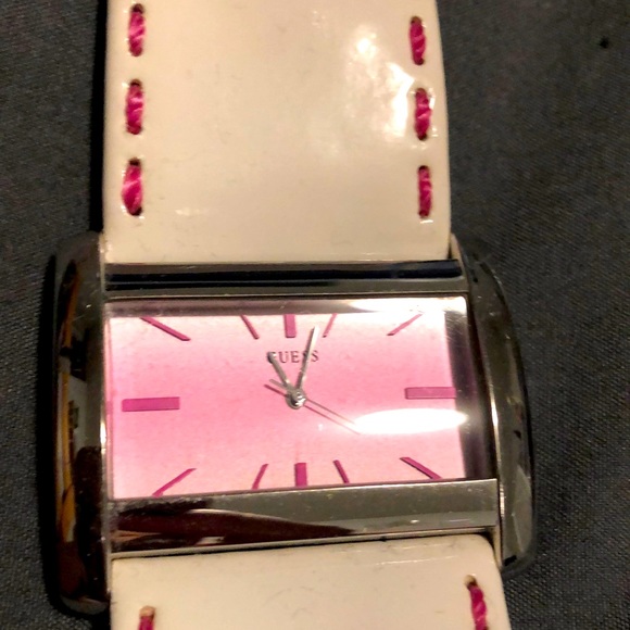 SALE!!! GUESS PINK & WHITE LEATHER WATCH ๐ฅ๐ฅ๐ฅ - Picture 1 of 10